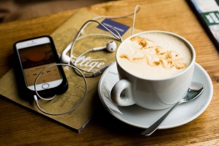 Ecouter des podcasts pour apprendre le français à la maison