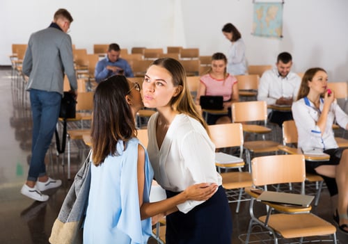 gestes pour saluer quelqu'un en français