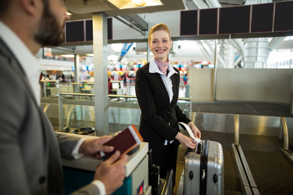 Dialogue au comptoir dans l'embarquement à l'aéroport